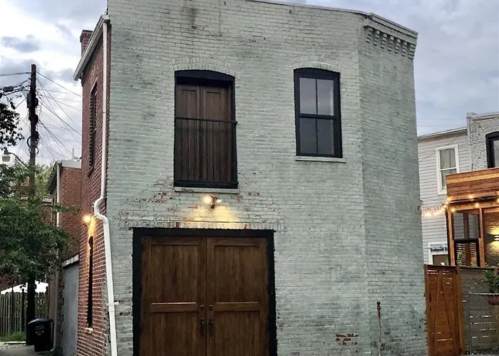 The Chic Carriage House In Shaw Sleeps 2