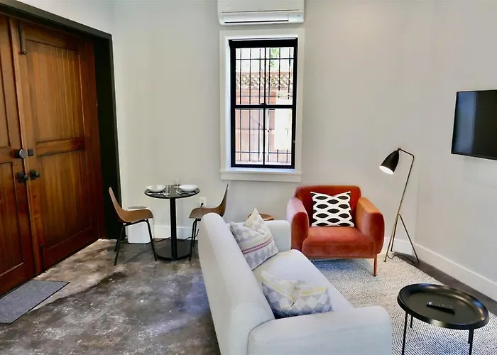 The Chic Carriage House In Shaw Sleeps 2